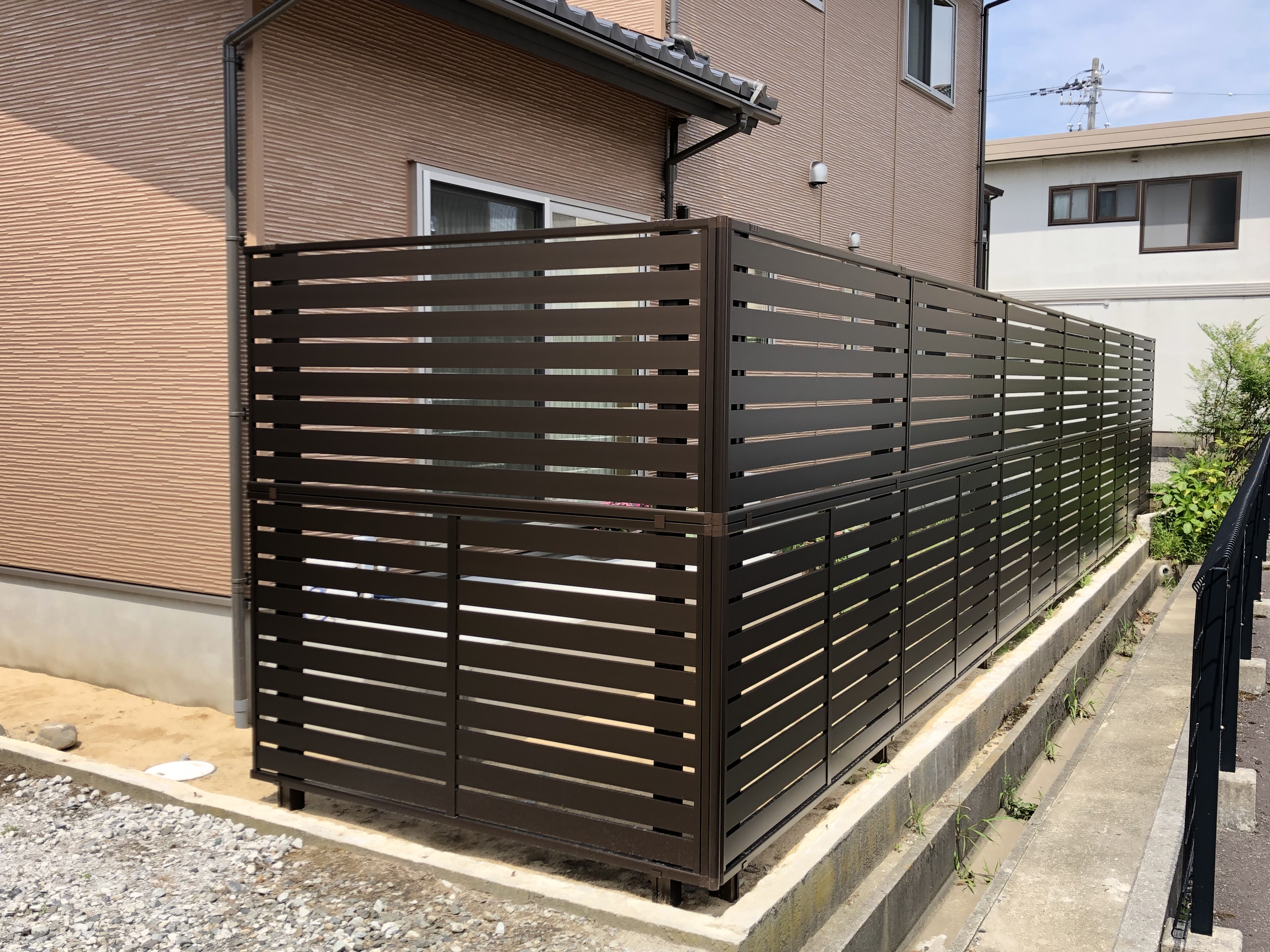 これで隣地駐車場からリビングへの目線が緩和されました 北国増改センター